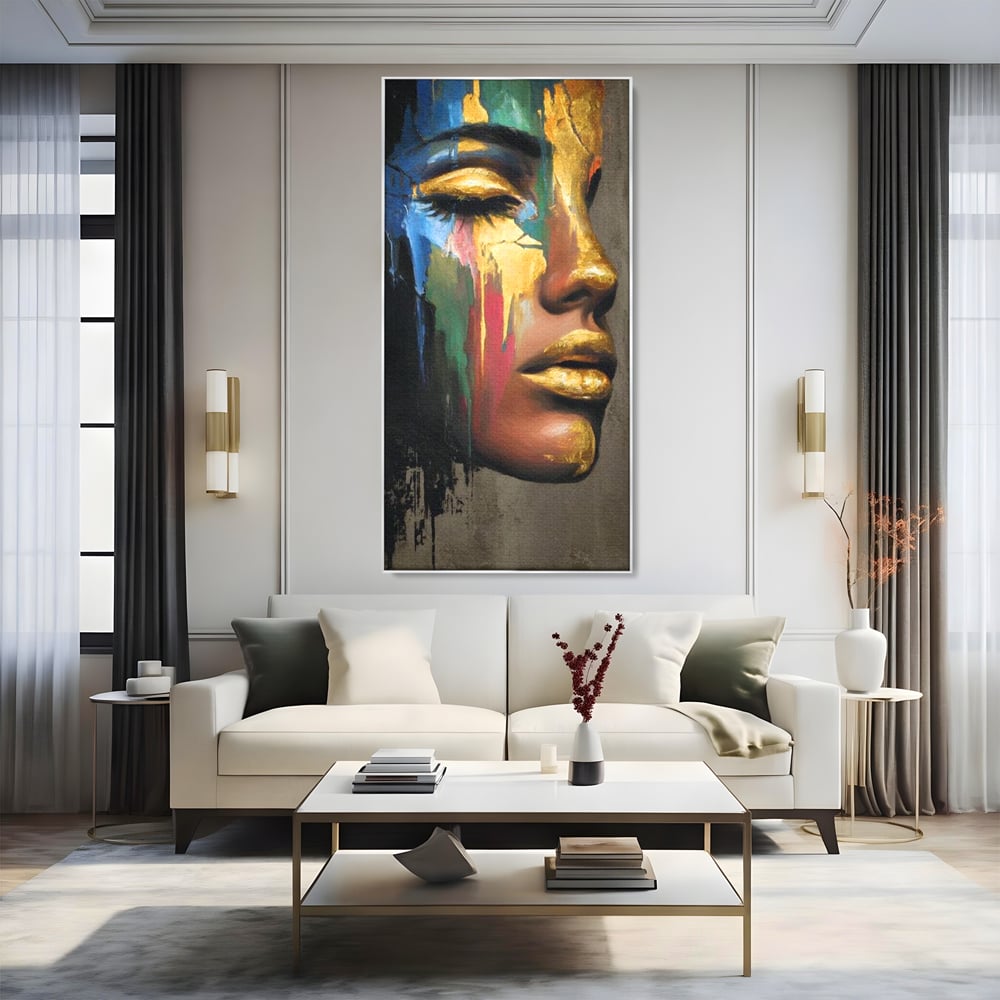 Tablou canvas cu tablou canvas cu chip de femeie profil si foita de aur, in rama de aluminiu argintiu, pe perete intr-un living